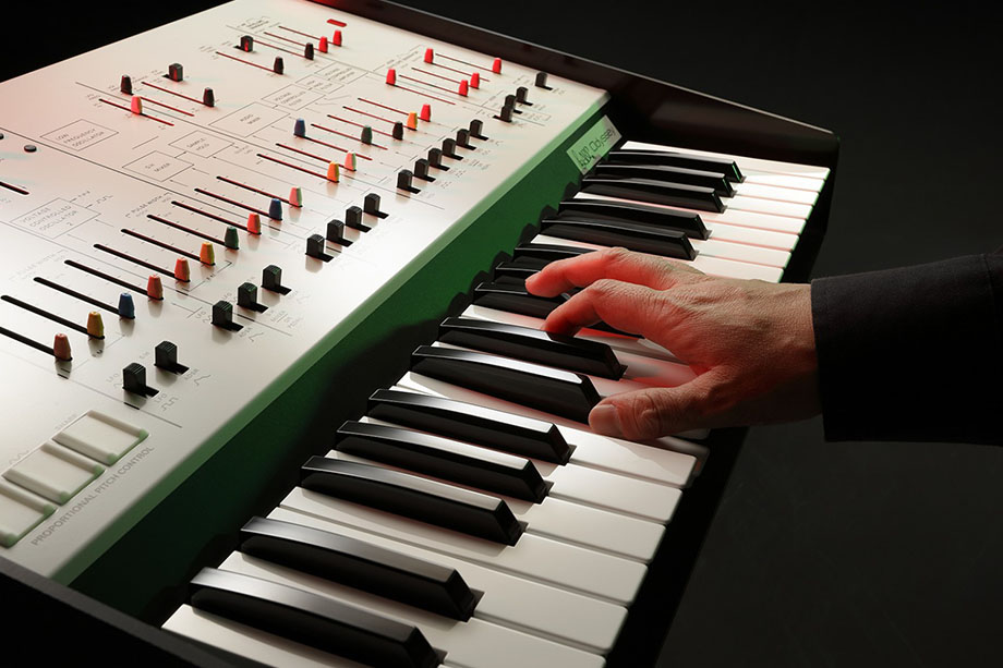 игра на музыкальном инструменте компании KORG