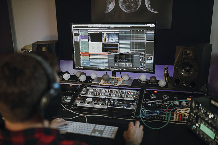 использование программы компании Sonarworks для выравнивания звука в наушниках