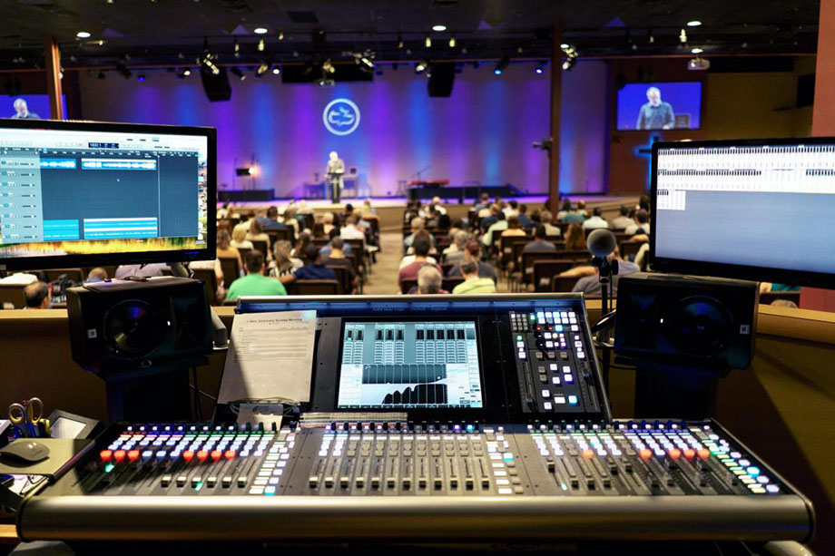 звуковая консоль SSL на концертной площадке